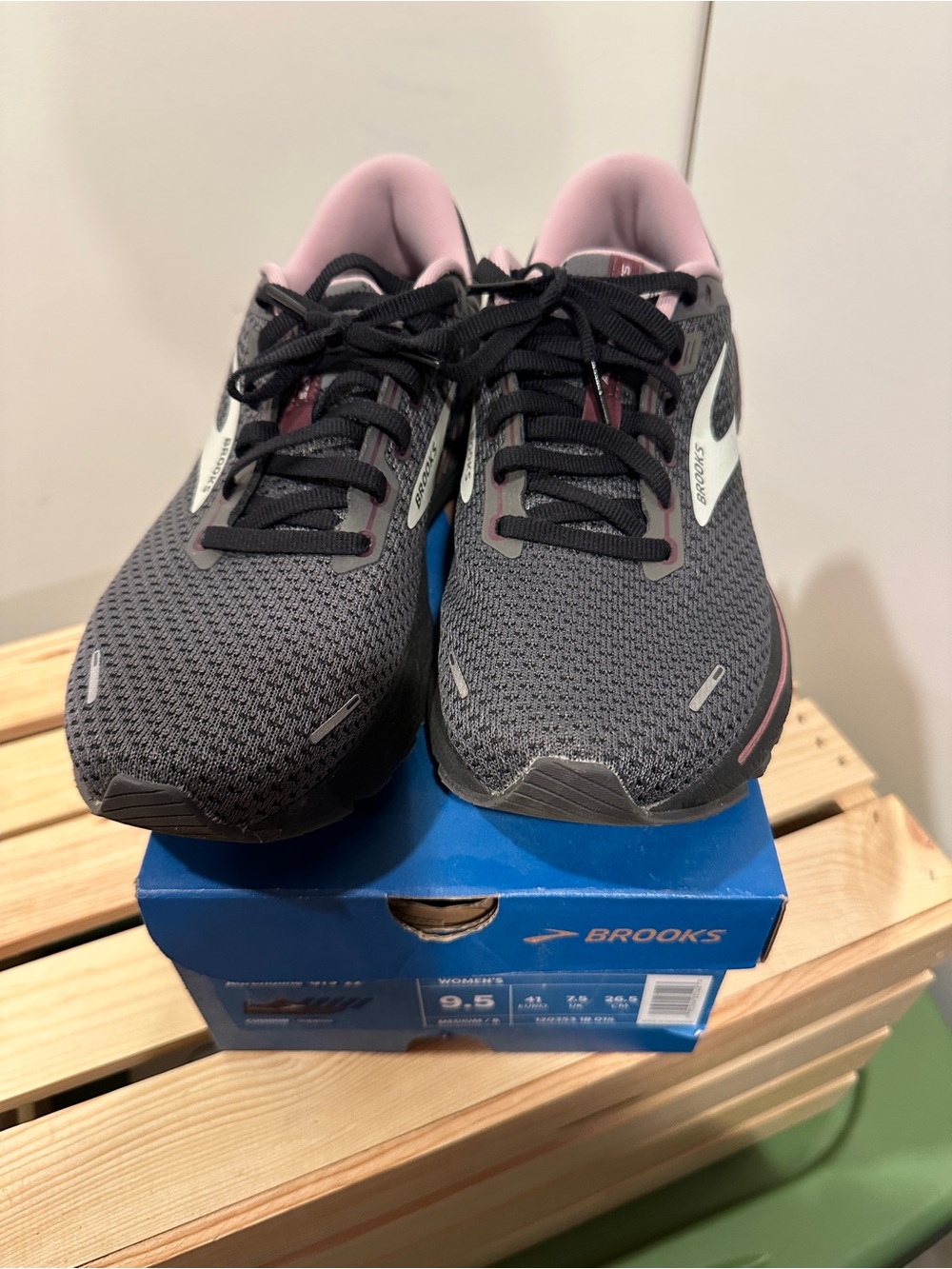 Brooks Women's Adrenaline GTS 22- Black with Pink - 9.5 - Picture 14 of 16